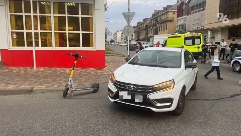 Водитель легкового автомобиля сбил 15-летнего самокатчика в Ставрополе