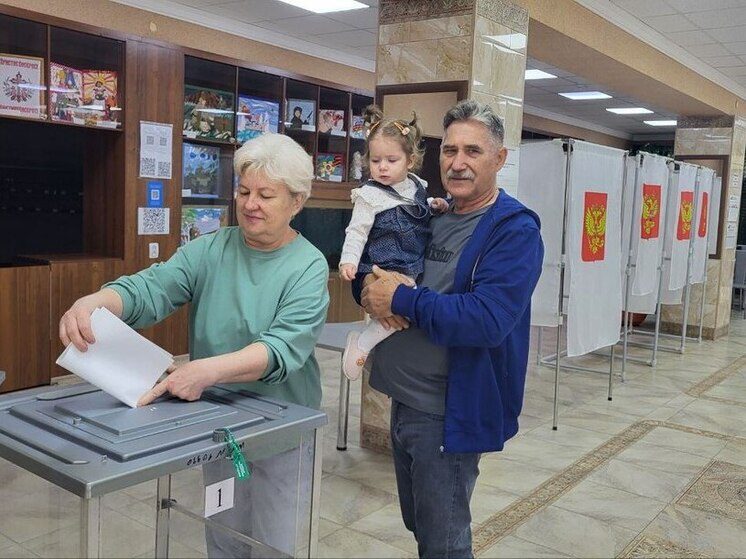 Жители Арзгирского округа приходят на избирательные участки большими семьями