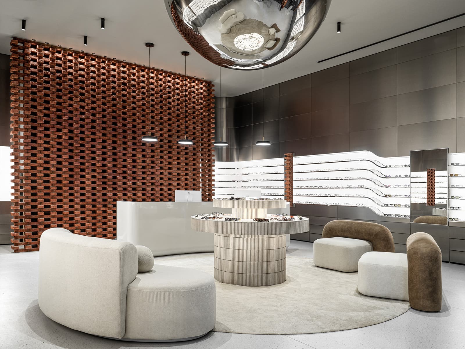 Продуманная подсветка и игра округлых форм в интерьере казанской оптики — проект архитектурного бюро Duplex