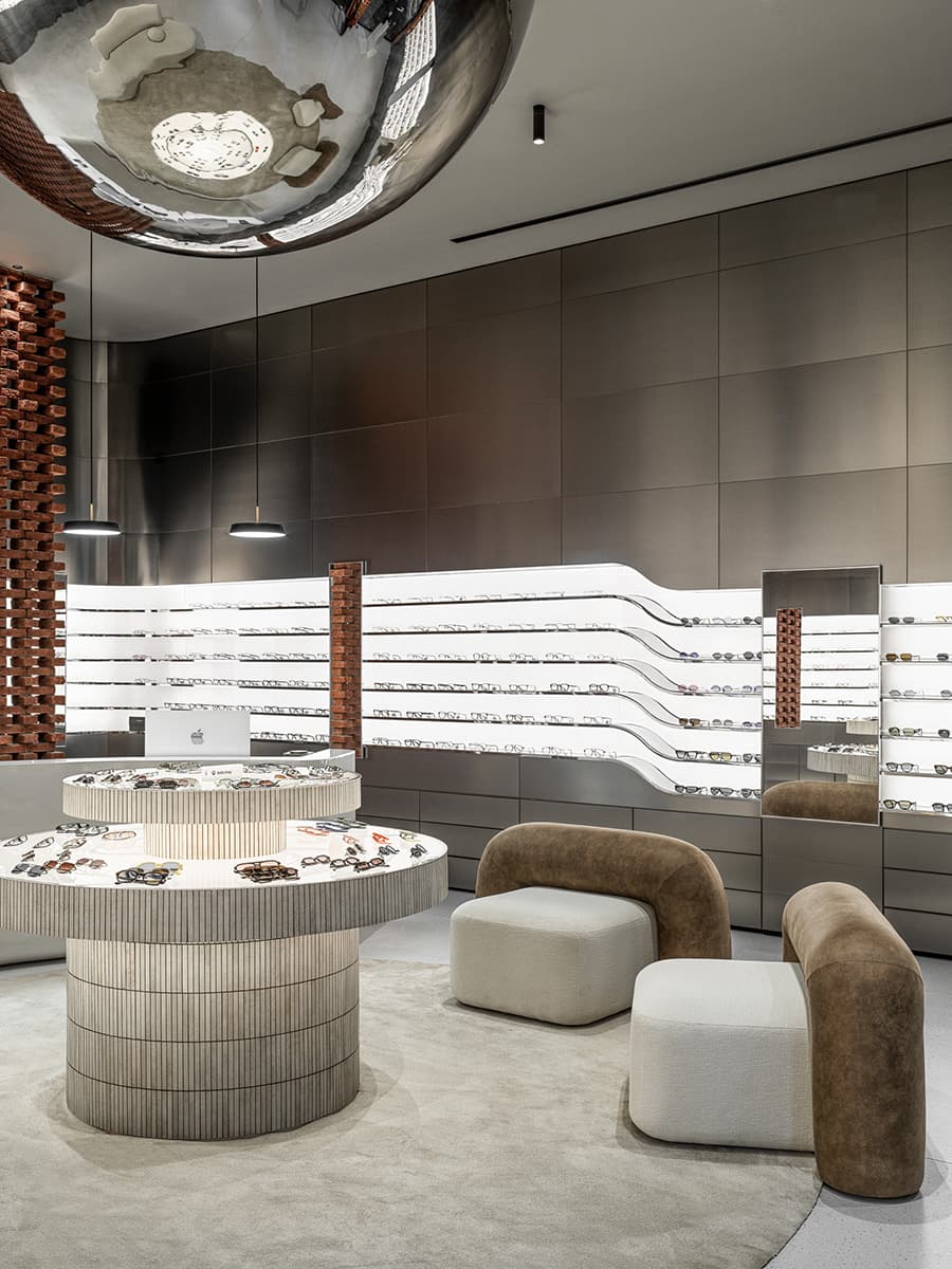 Продуманная подсветка и игра округлых форм в интерьере казанской оптики — проект архитектурного бюро Duplex