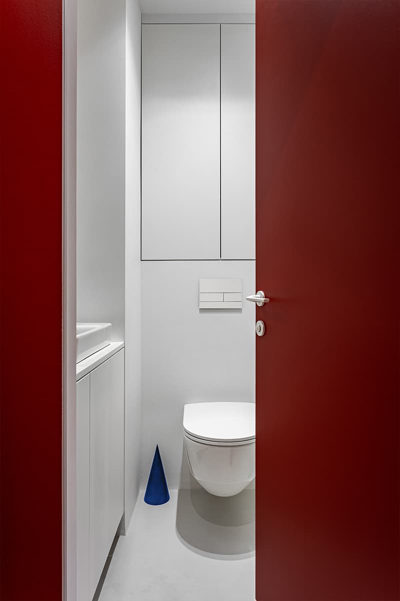 Color-blocking и игра геометрических фигур в ярком интерьере — проект Михаила Курносова