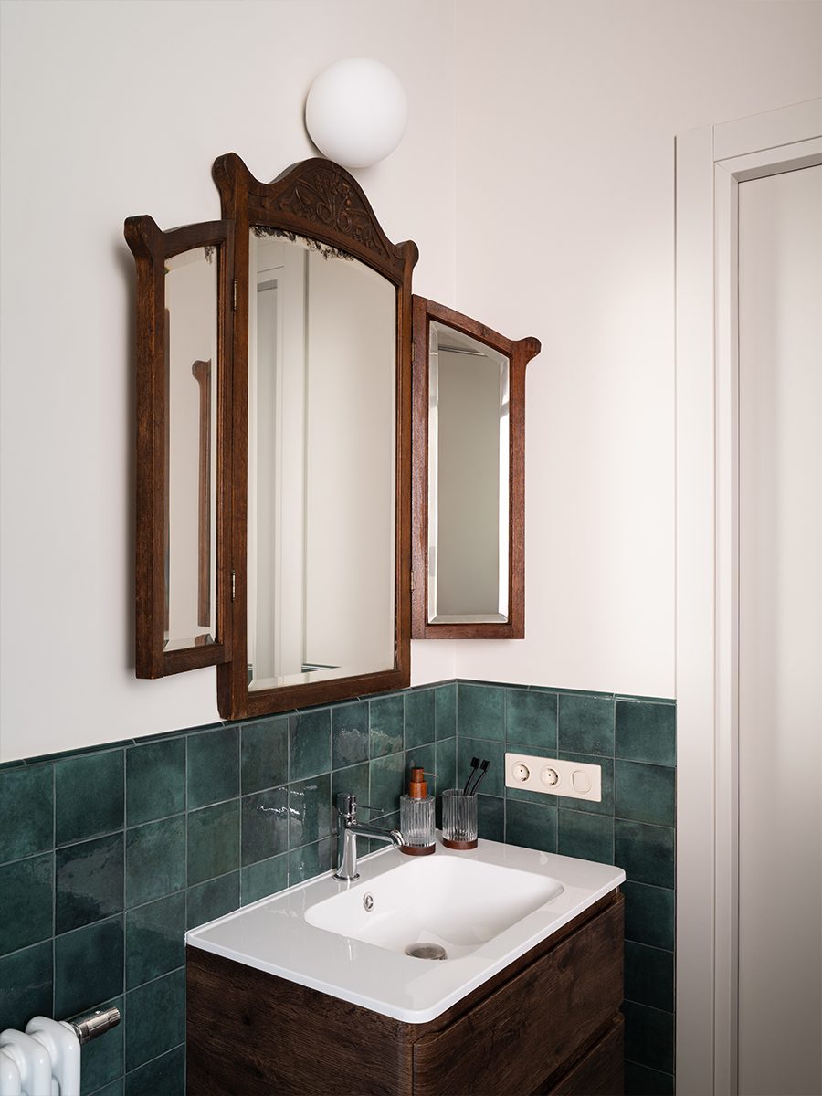 Винтажная мебель и световое окно в интерьере квартиры светского обозревателя — проект Ольги Суворовой и Екатерины Фадиной