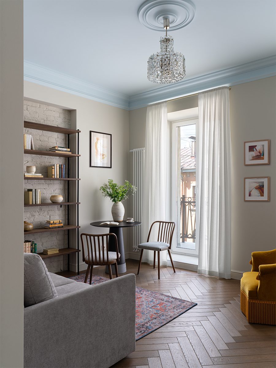 Винтажная мебель и световое окно в интерьере квартиры светского обозревателя — проект Ольги Суворовой и Екатерины Фадиной