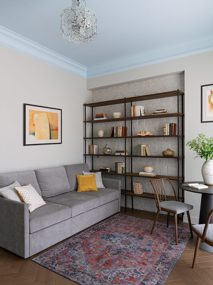 Винтажная мебель и световое окно в интерьере квартиры светского обозревателя — проект Ольги Суворовой и Екатерины Фадиной