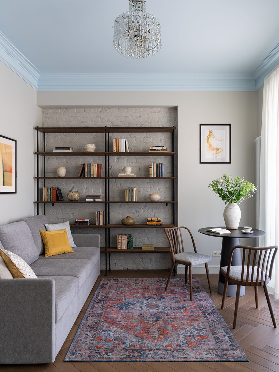 Винтажная мебель и световое окно в интерьере квартиры светского обозревателя — проект Ольги Суворовой и Екатерины Фадиной