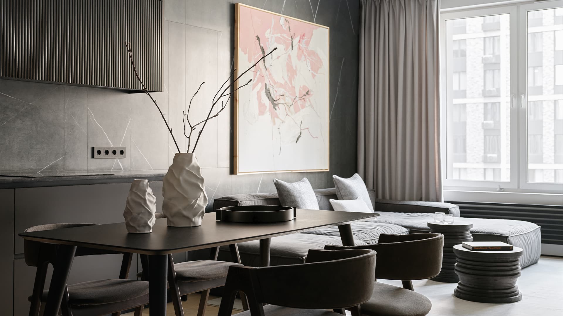 Теплое дерево и монохромная палитра в интерьере семейной квартиры — проект студии A&ES