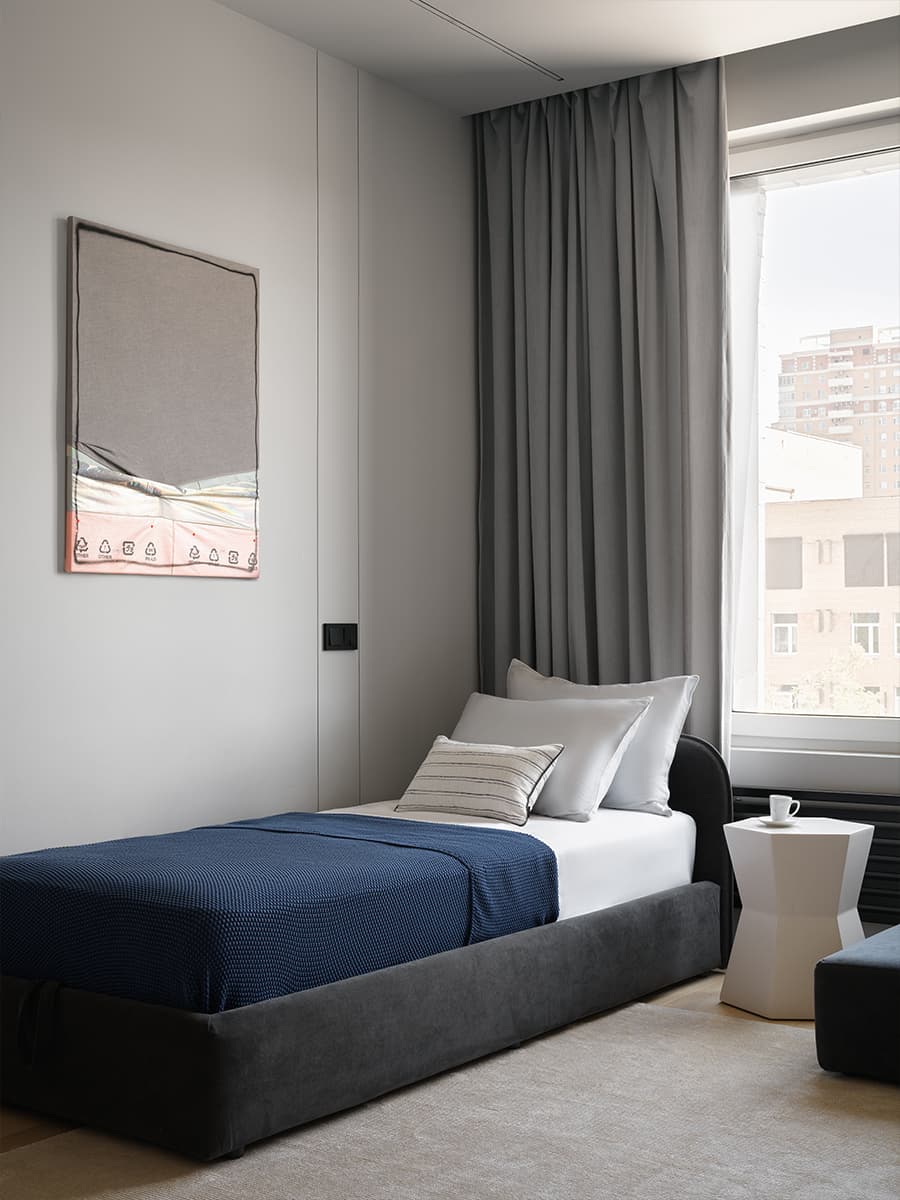 Теплое дерево и монохромная палитра в интерьере семейной квартиры — проект студии A&ES