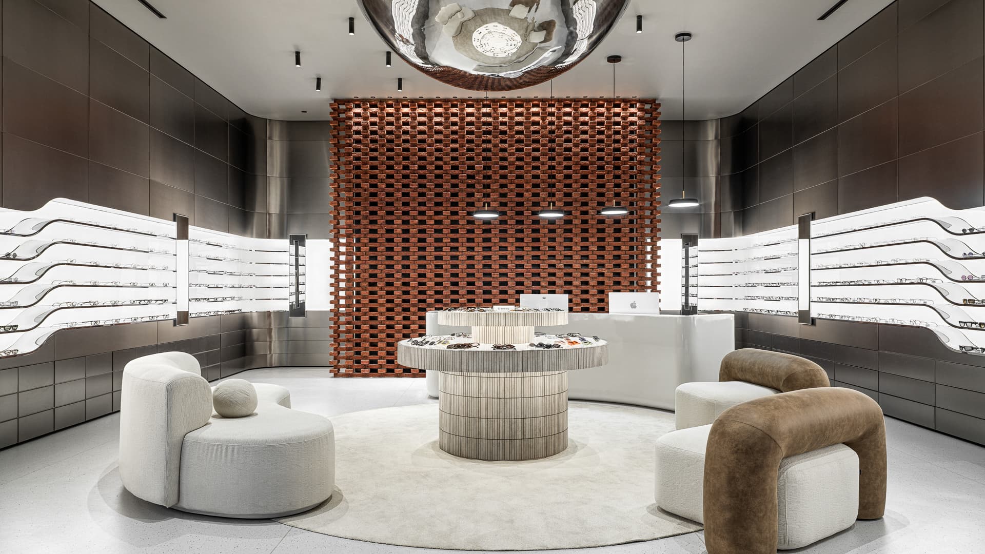 Продуманная подсветка и игра округлых форм в интерьере казанской оптики — проект архитектурного бюро Duplex