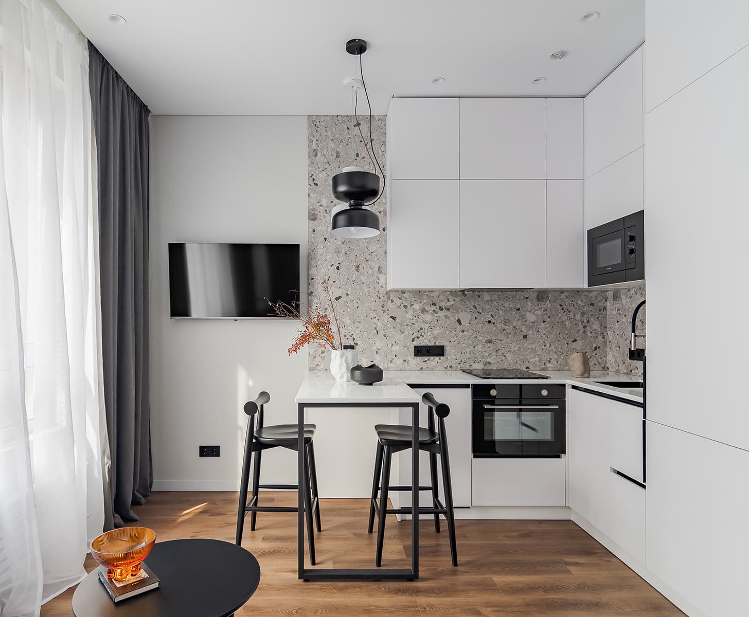 Функциональное зонирование и «осенний» декор в интерьере небольшой квартиры — проект Нины Абасеевой