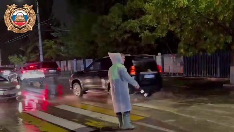Автоинспекторы перекрыли движение по проспекту в Махачкале из-за подтоплений