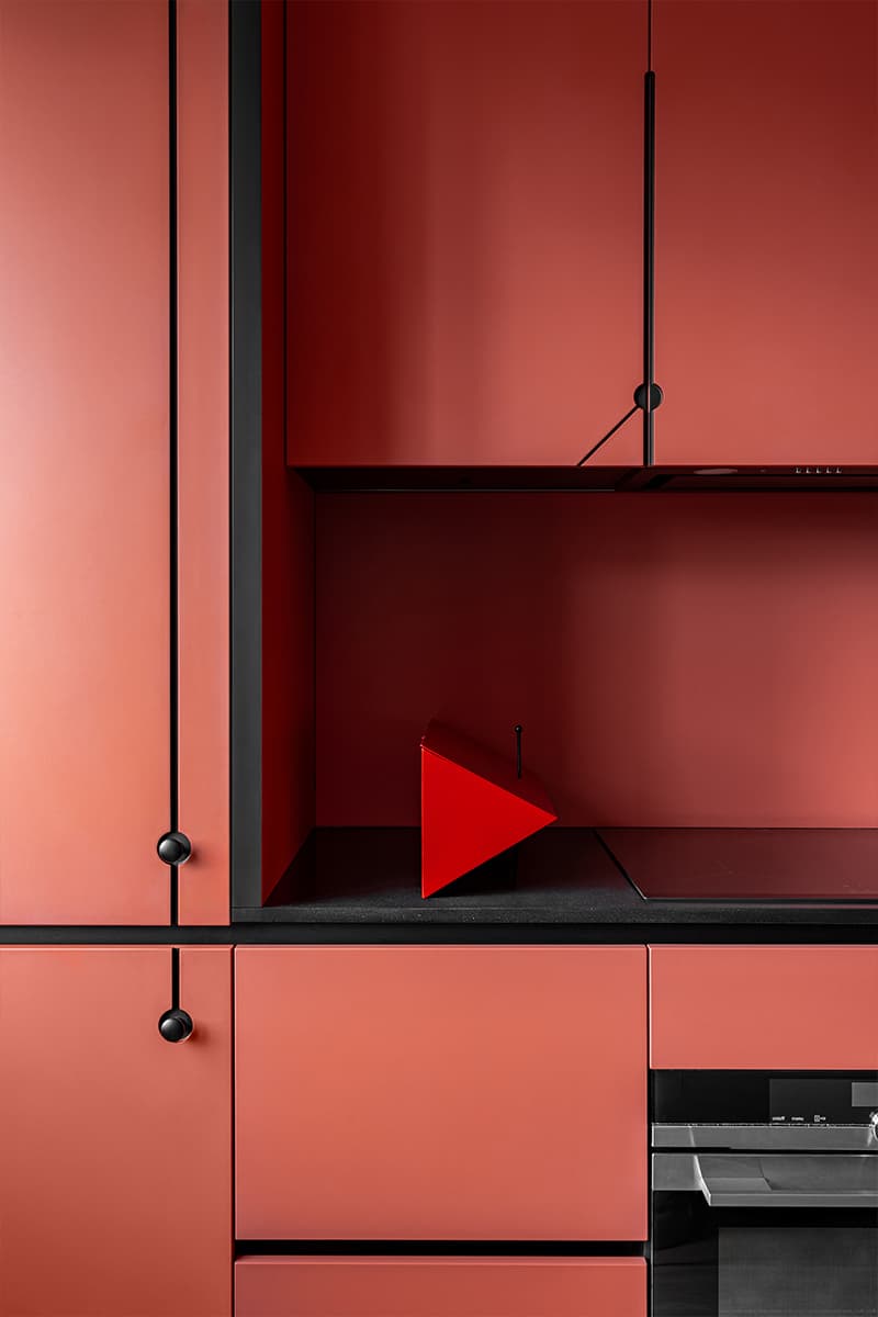 Color-blocking и игра геометрических фигур в ярком интерьере — проект Михаила Курносова