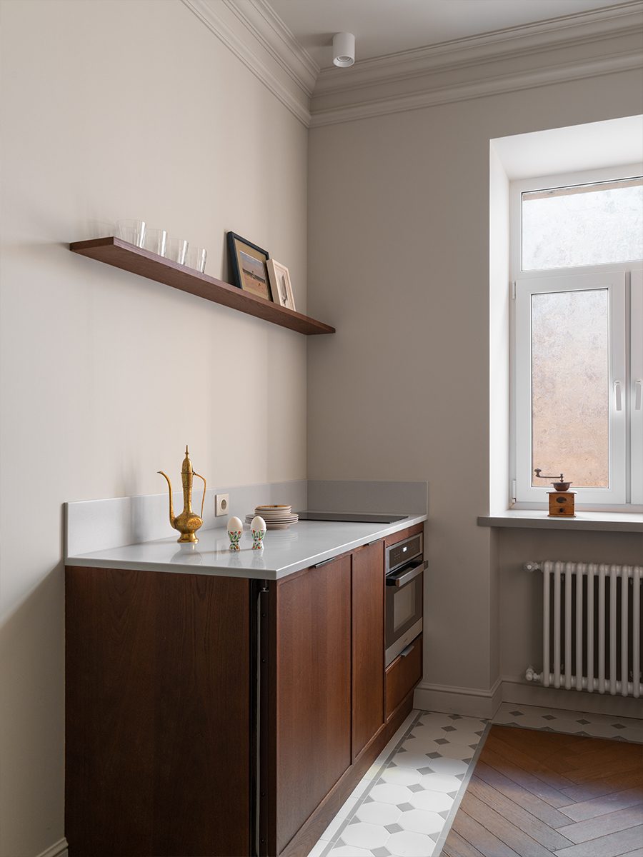 Винтажная мебель и световое окно в интерьере квартиры светского обозревателя — проект Ольги Суворовой и Екатерины Фадиной