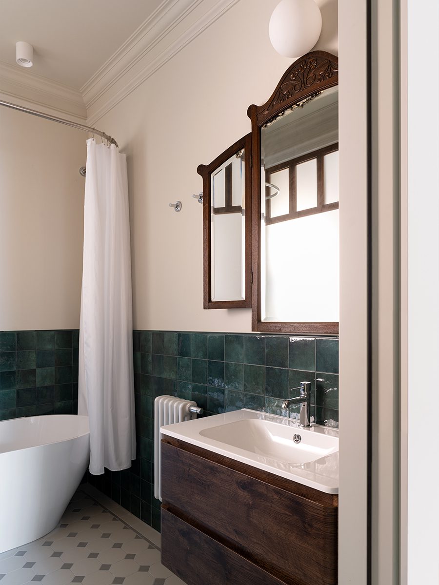 Винтажная мебель и световое окно в интерьере квартиры светского обозревателя — проект Ольги Суворовой и Екатерины Фадиной