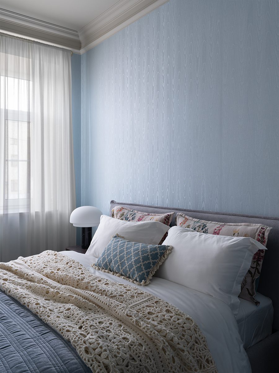 Винтажная мебель и световое окно в интерьере квартиры светского обозревателя — проект Ольги Суворовой и Екатерины Фадиной