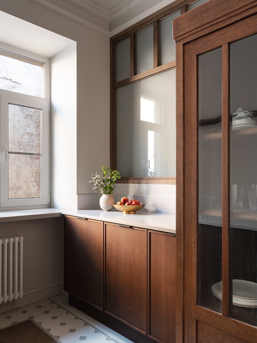 Винтажная мебель и световое окно в интерьере квартиры светского обозревателя — проект Ольги Суворовой и Екатерины Фадиной