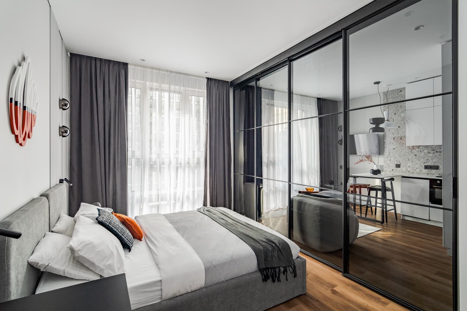 Функциональное зонирование и «осенний» декор в интерьере небольшой квартиры — проект Нины Абасеевой