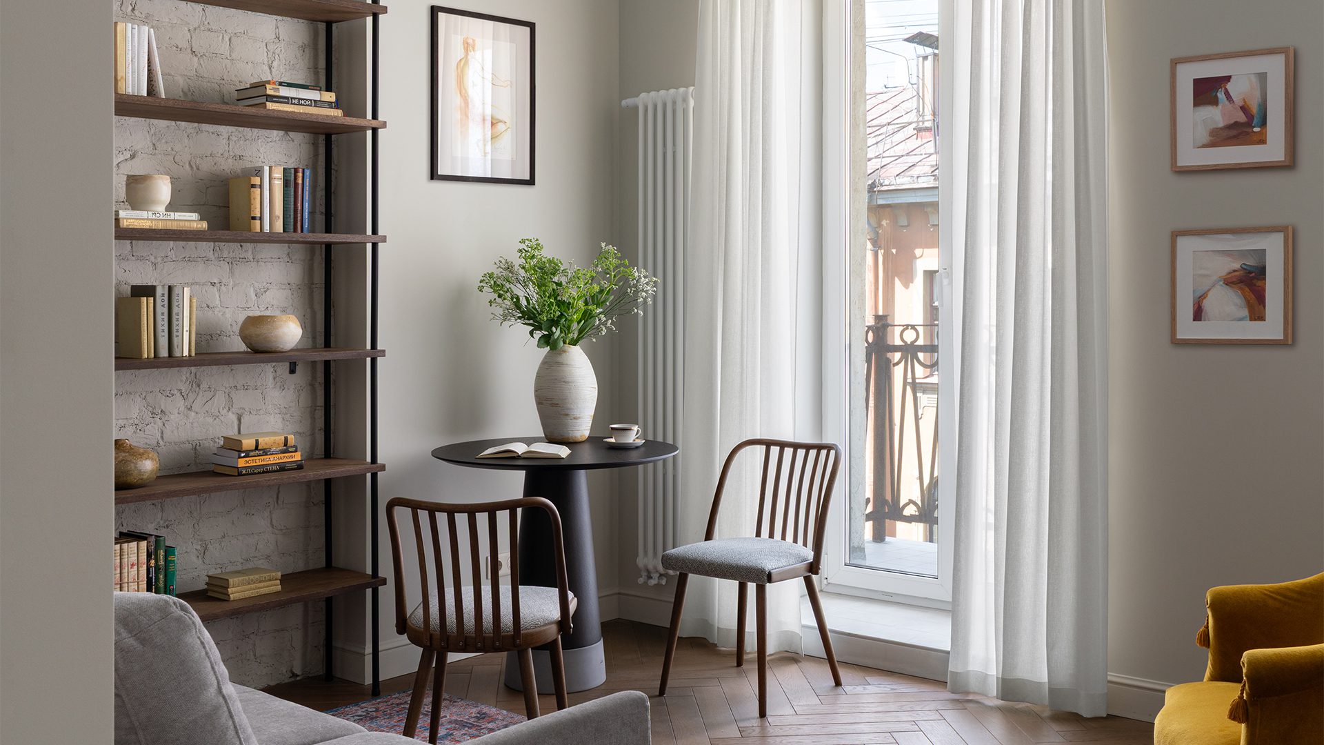 Винтажная мебель и световое окно в интерьере квартиры светского обозревателя — проект Ольги Суворовой и Екатерины Фадиной