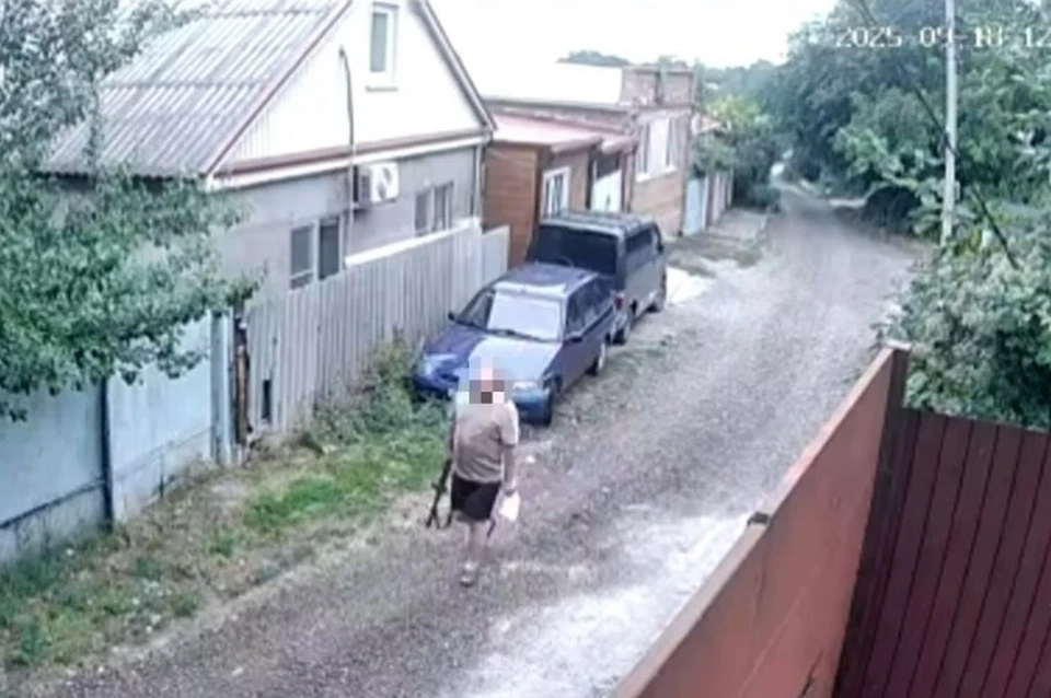 Дачник из Пятигорска запугал сотрудника регоператора пистолетом-пулеметом0