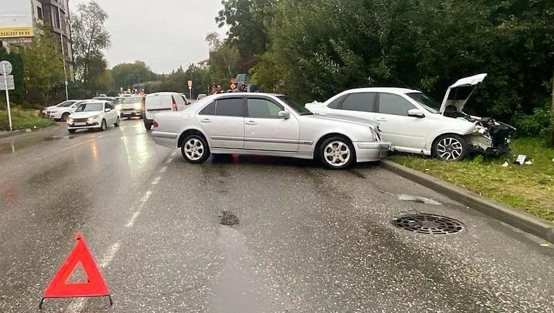 Девушка на иномарке устроила ДТП, выезжая со двора в станице на Ставрополье