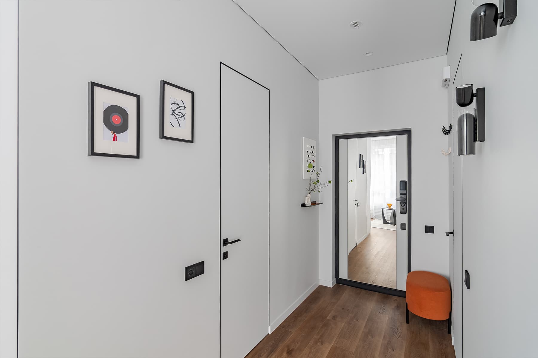 Функциональное зонирование и «осенний» декор в интерьере небольшой квартиры — проект Нины Абасеевой