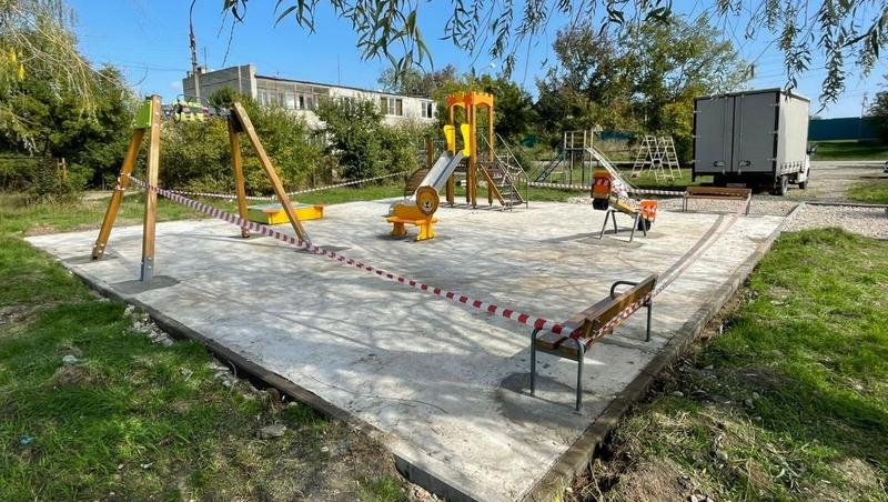 Две детские площадки обустраивают в Минераловодском округе