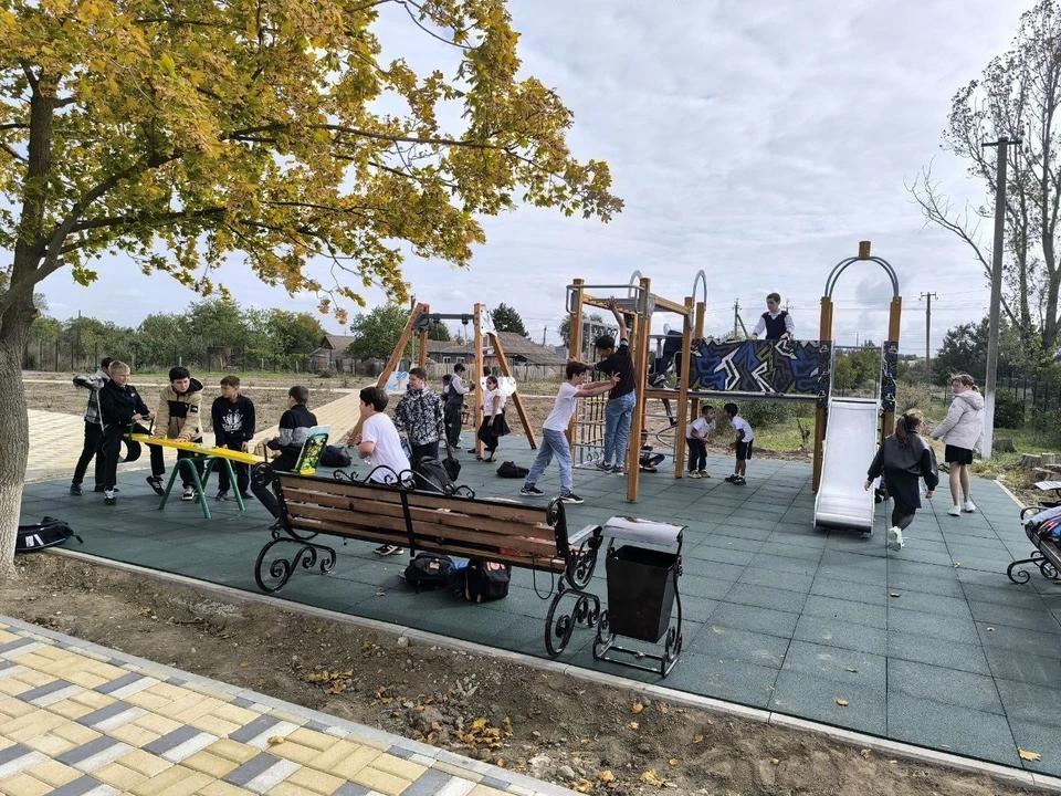 Две детские площадки построили в Ипатово на Ставрополье0