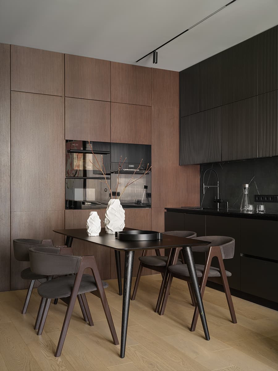 Теплое дерево и монохромная палитра в интерьере семейной квартиры — проект студии A&ES