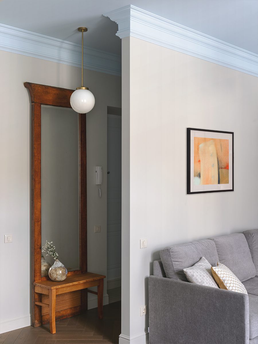 Винтажная мебель и световое окно в интерьере квартиры светского обозревателя — проект Ольги Суворовой и Екатерины Фадиной