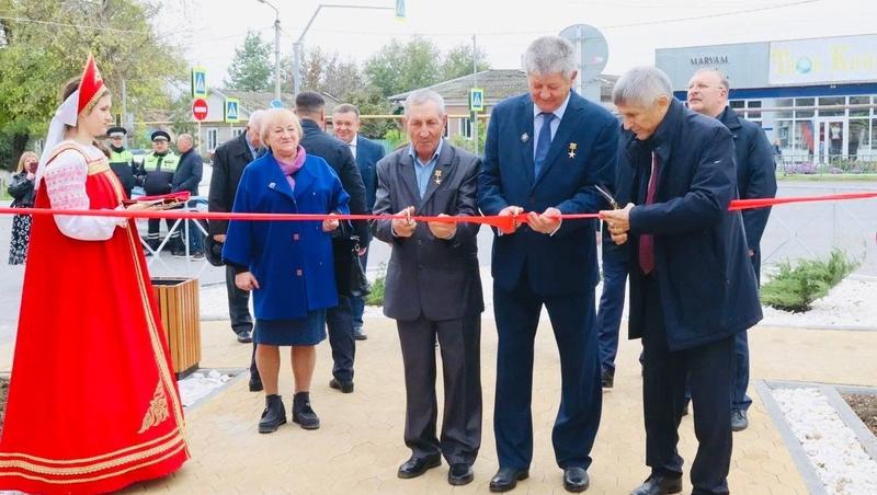 Герои труда торжественно открыли бульвар Аграриев в Зеленокумске