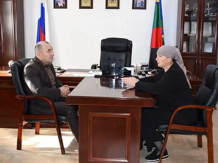 Глава КЧР поручил решить вопрос с предоставлением земельного участка многодетной семье