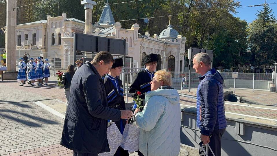 Мэр Кисловодска встретил пассажиров поезда из Санкт-Петербурга в день 222-летия курорта  Ставрополь (Кавказ)1