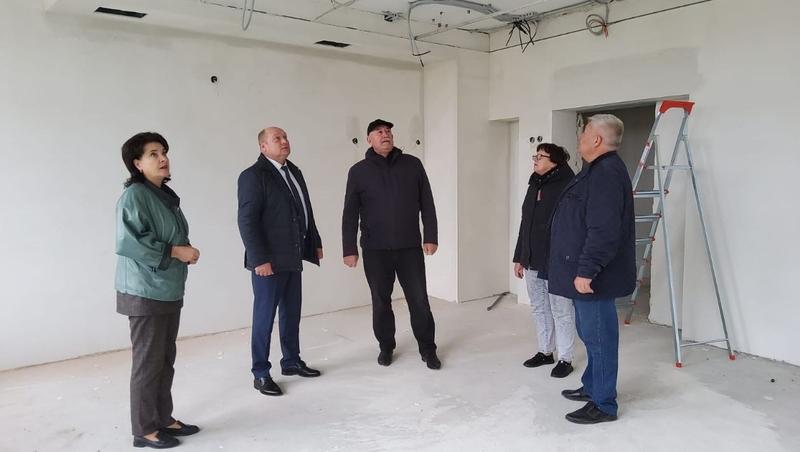 Партийный десант проверил ход капремонта в школе Александровского округа