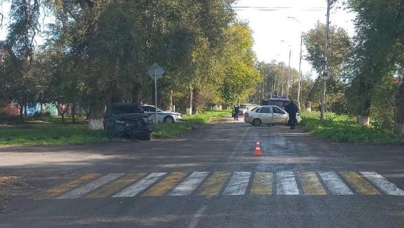 Пассажирка пострадала в аварии седана с «Нивой» на перекрёстке на Ставрополье