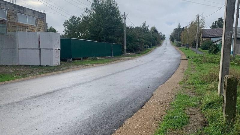 По требованию прокурора в Арзгире отремонтировали дорогу у дома участника СВО