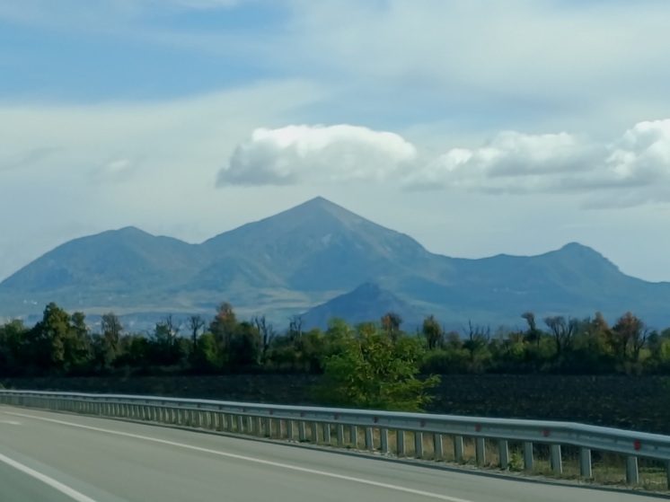 Сотрудники ГАИ, депутаты и дошколята провели в Пятигорске акцию ко Дню автомобилиста