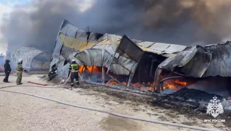 Сотрудники МЧС потушили пожар на складах в крупном селе Дагестана