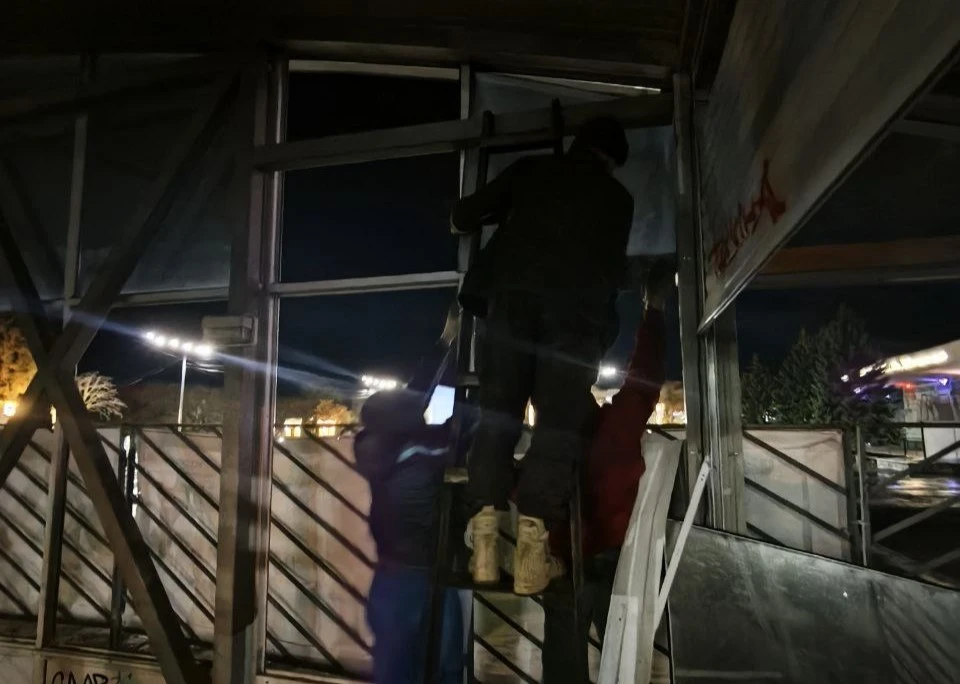 В Ессентуках нетрезвые молодые люди разбили стекла на «Старой сцене»0