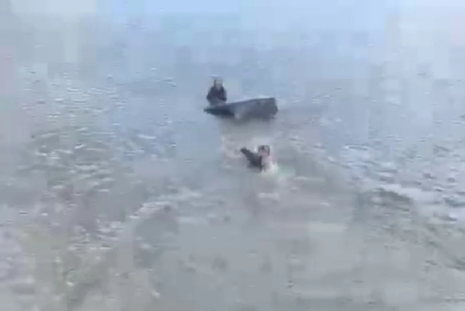 В Ингушетии внедорожник с мужчиной и тремя студентками упал в городской пруд0