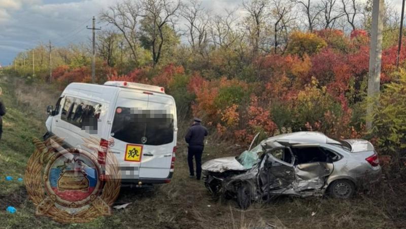 В Минераловодском округе в автобус, перевозивший 18 детей, врезалась легковушка