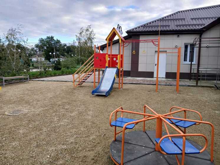 В одном из посёлков Новоалександровского округа Стагоустроили благоустроили территорию ДК