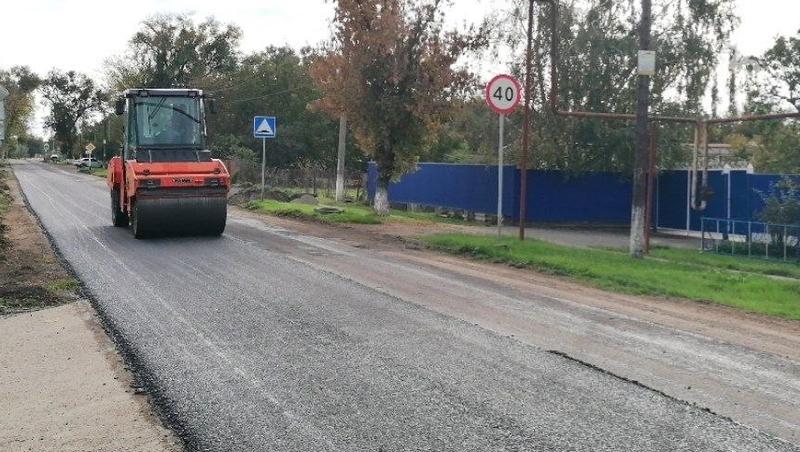 В селе Будённовского округа ремонтируют дорогу по госпрограмме