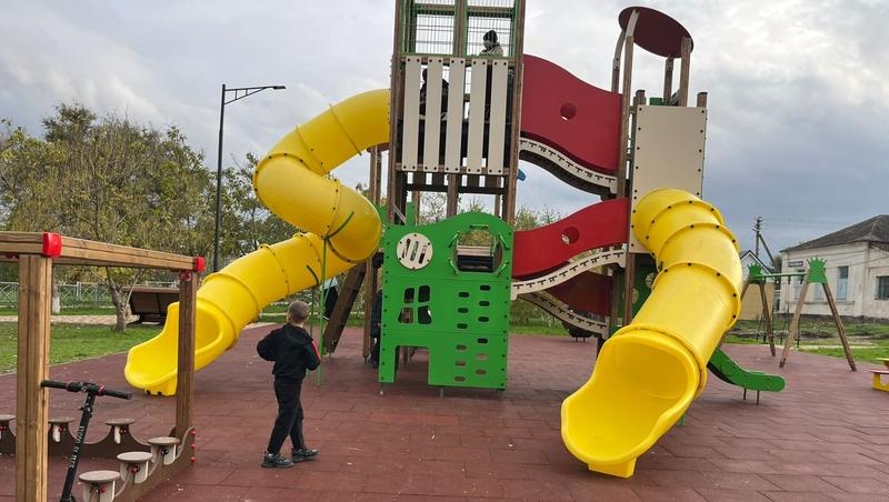 В селе Грачёвского округа обустроили парковую зону по нацпроекту