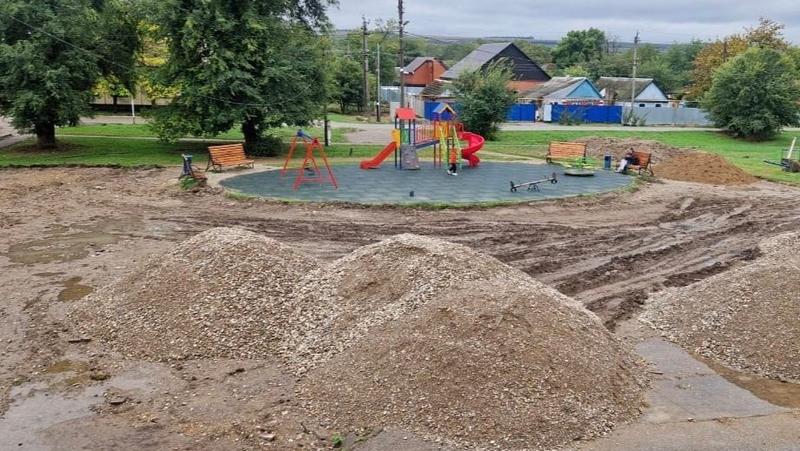 В станице Георгиевского округа благоустраивают территорию рядом с Домом культуры