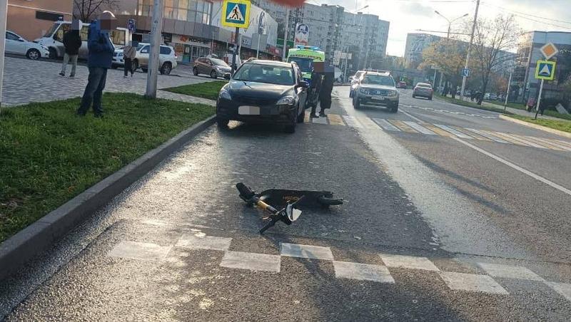 В Ставрополе иномарка сбила подростка, не спешившегося с самоката