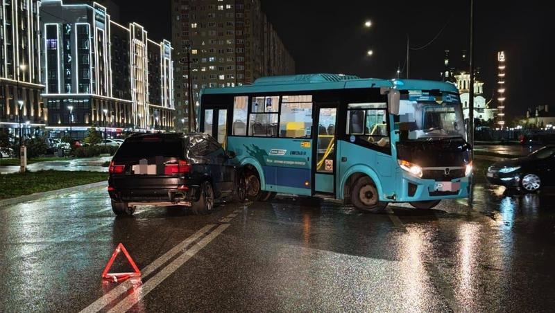 В Ставрополе столкнулись пассажирский автобус и легковушка