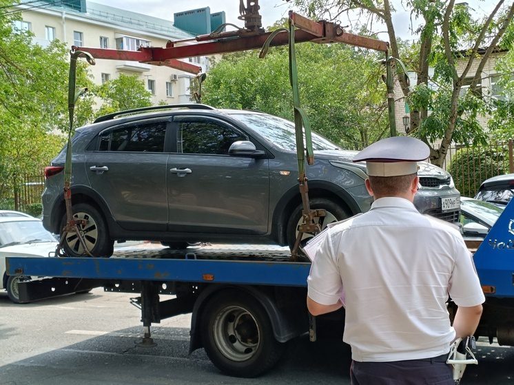 Во Владикавказе 13 припаркованных на газоне автомобилей отправили на штрафстоянку