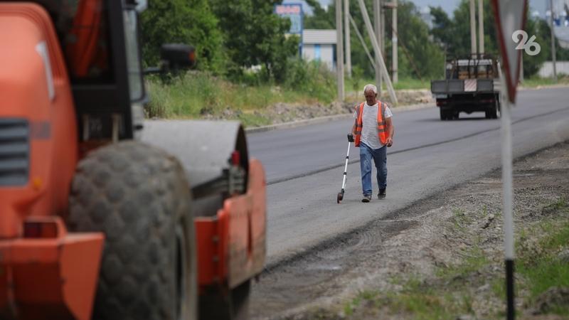 Завершается ремонт важнейшей трассы Новоалександровского округа длиной 6,9 км