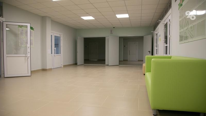 Зеркала в ставропольской школе покрывают специальной защитной плёнкой