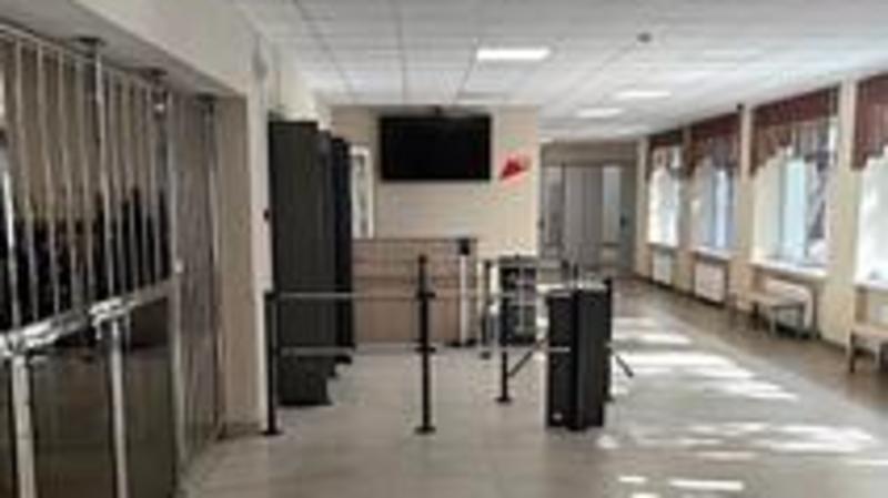 Зеркала в ставропольской школе покрывают специальной защитной плёнкой