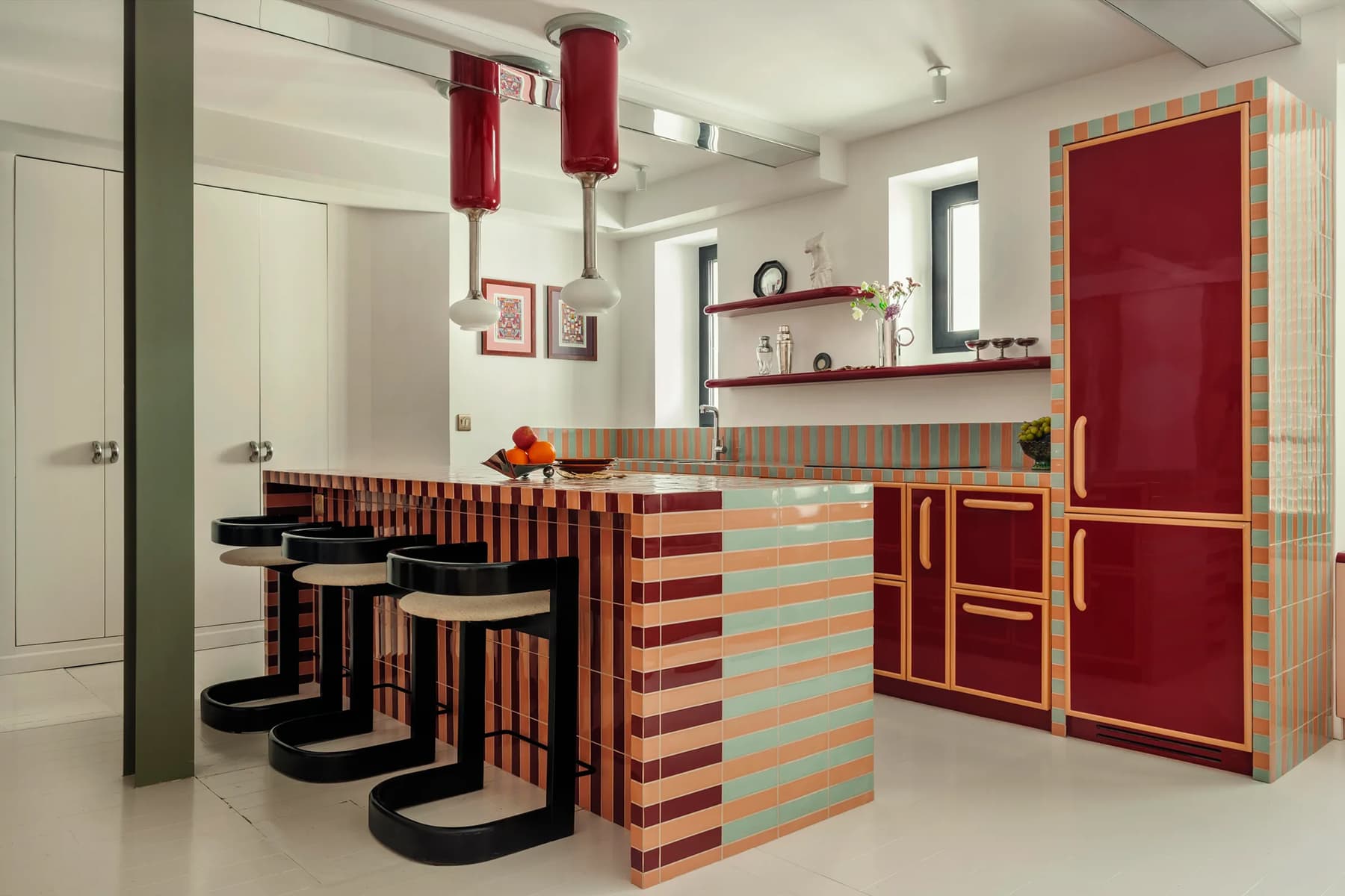 Зеркала, лак и яркие краски в интерьере квартиры для семьи ресторатора — проект Atelier HA